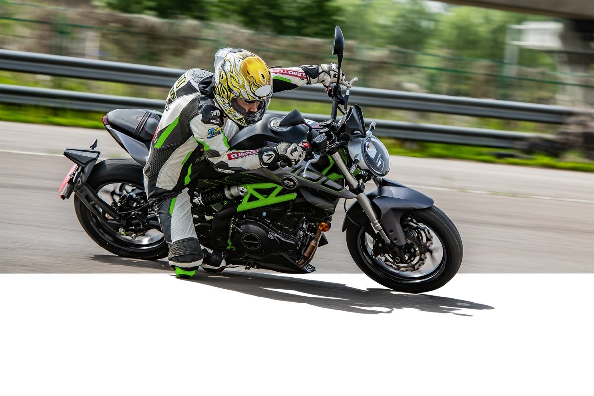 QJ Motor SRK 400: जबरदस्त लुक और पावर के साथ 3.59 लाख में लॉन्च, देखें फीचर्स