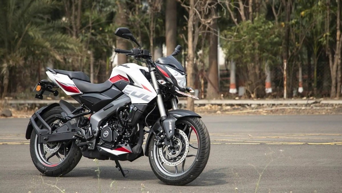 नई Bajaj Pulsar NS200: सिर्फ 1.57 लाख में पाएं LED लाइट्स, डिजिटल डिस्प्ले और स्पोर्टी राइड