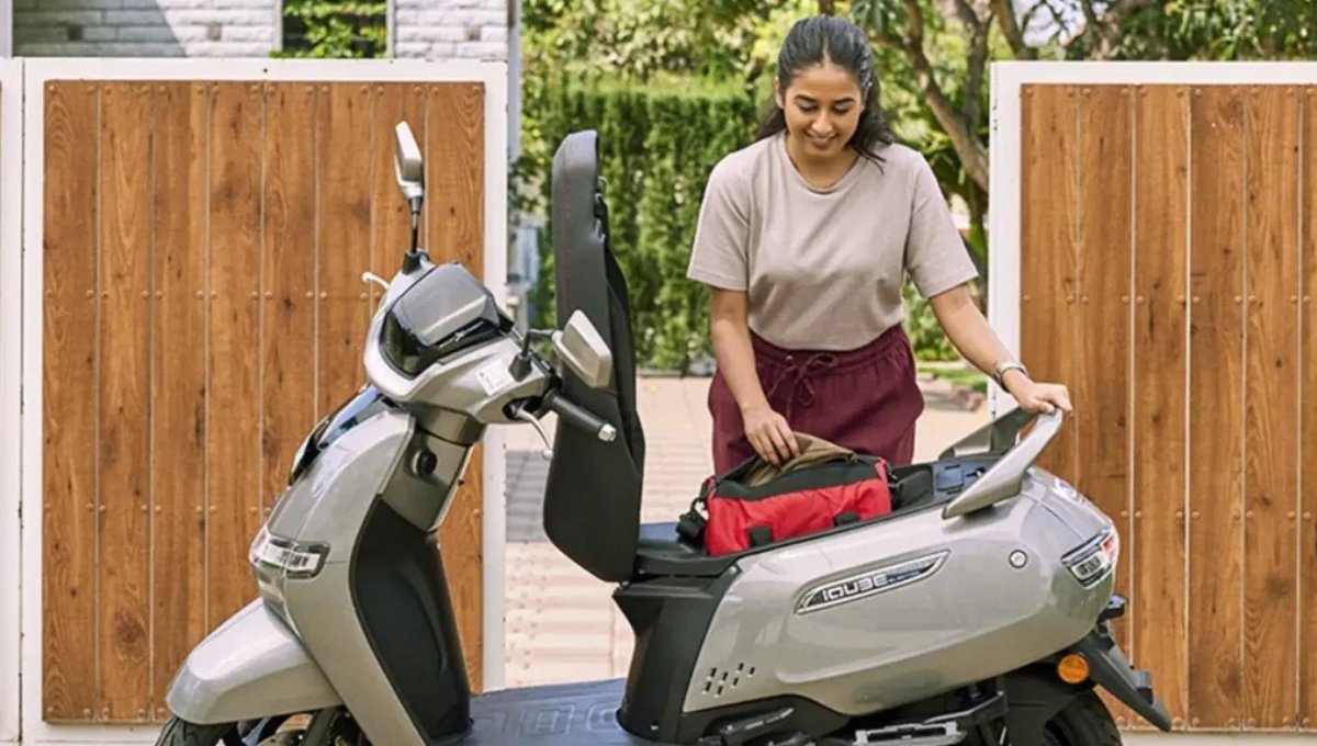 1.47 लाख में TVS iQube: 5 घंटे में फुल चार्ज, 30L स्टोरेज और स्मार्ट कनेक्टिविटी