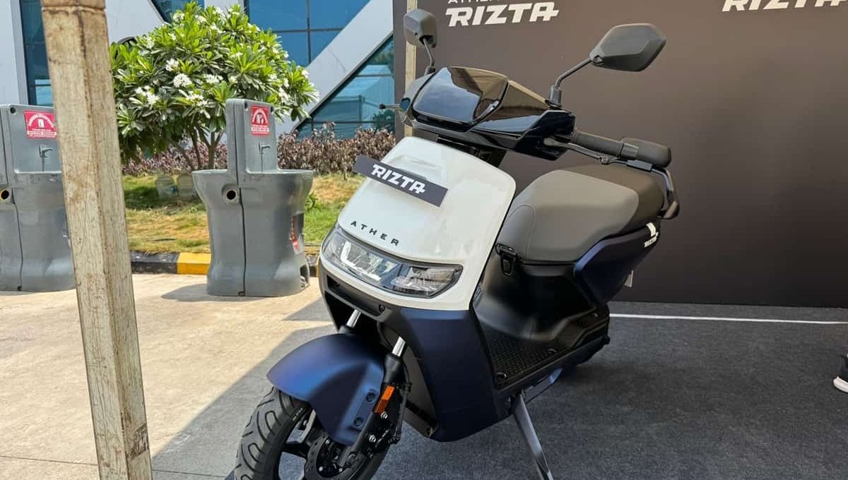 Ather Rizta: सिर्फ 1.10 लाख में 2.9 kWh बैटरी और 80kmph की रफ्तार का कमाल