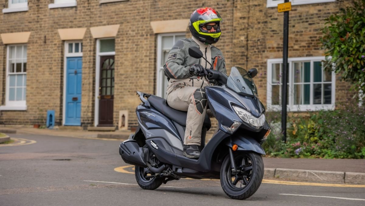 Suzuki Burgman Street 125: सिर्फ 95,000 में मिले प्रीमियम डिज़ाइन और 21.5L स्टोरेज