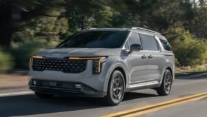 Kia Carnival: की कीमत 30 लाख से शुरू, 190bhp पावर और 8 एयरबैग्स जैसे शानदार फीचर्स के साथ