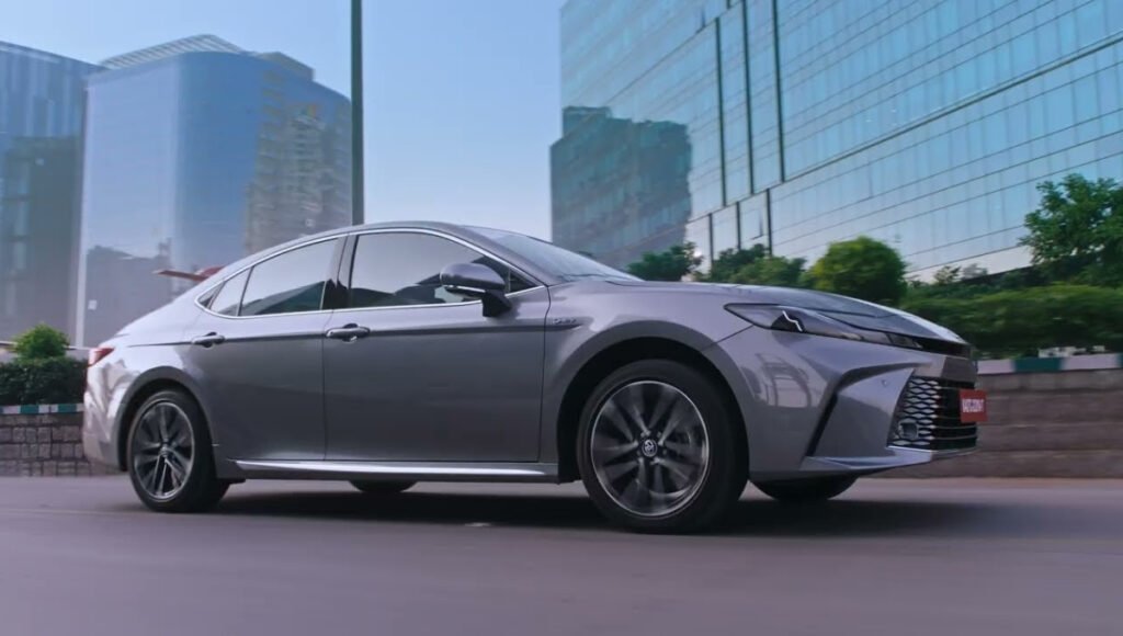 Toyota Camry: 46.17 लाख में पाएं 25.49 kmpl का माइलेज और 9 एयरबैग्स वाली लग्ज़री सेडान