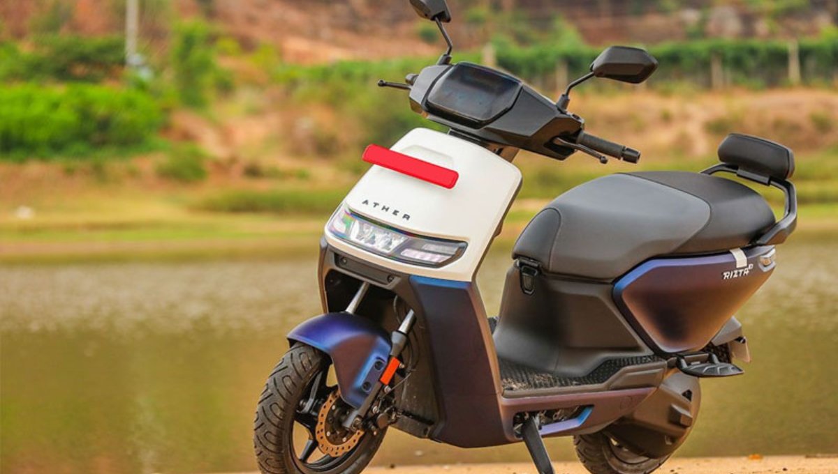 Ather Rizta: सिर्फ 1.10 लाख में 2.9 kWh बैटरी और 80kmph की रफ्तार का कमाल
