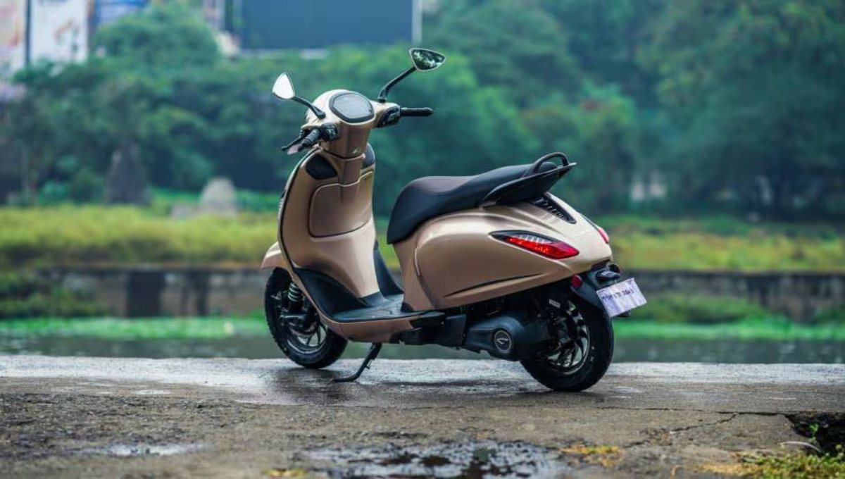 62kmph की टॉप स्पीड, 3.5 घंटे में चार्ज, जानें Bajaj Chetak के शानदार फीचर्स और कीमत