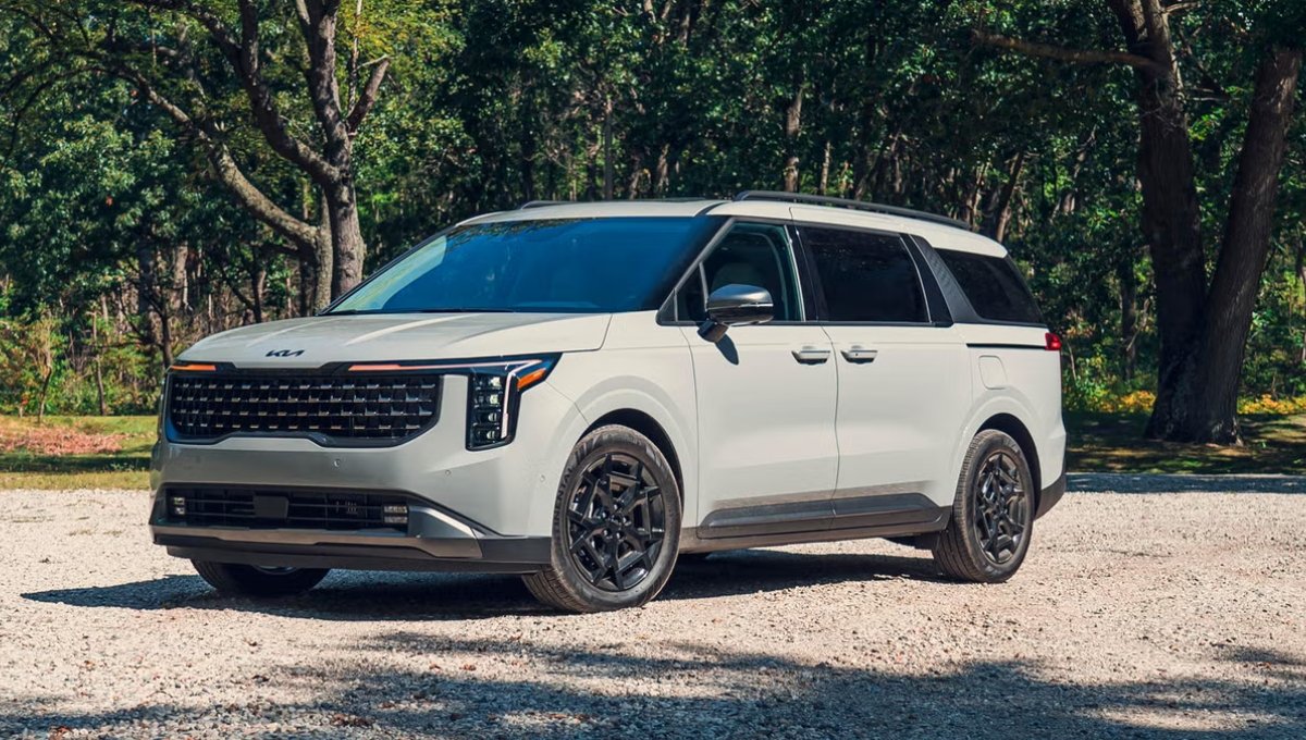 Kia Carnival: की कीमत 30 लाख से शुरू, 190bhp पावर और 8 एयरबैग्स जैसे शानदार फीचर्स के साथ