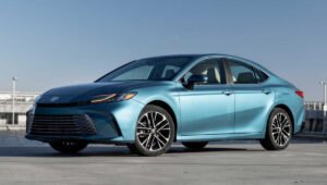 Toyota Camry: 46.17 लाख में पाएं 25.49 kmpl का माइलेज और 9 एयरबैग्स वाली लग्ज़री सेडान