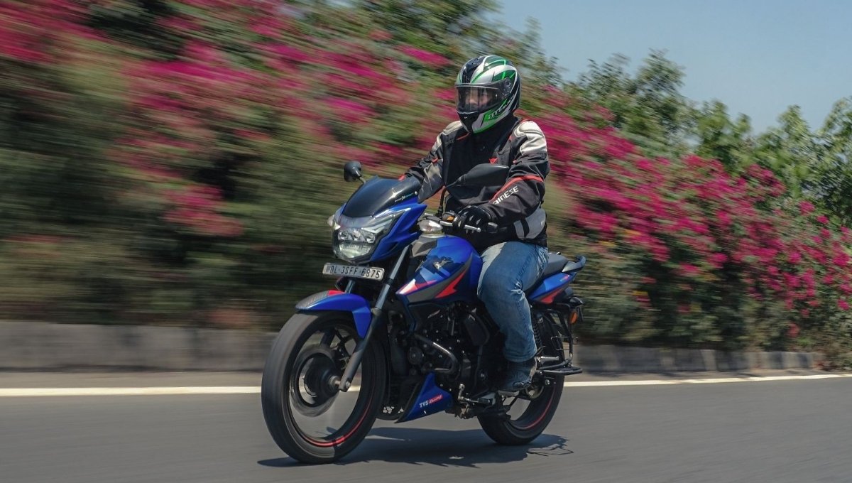 TVS Apache RTR 160: 1.20 लाख में LED हेडलाइट, ABS ब्रेक और 60,000 किमी की वारंटी के साथ