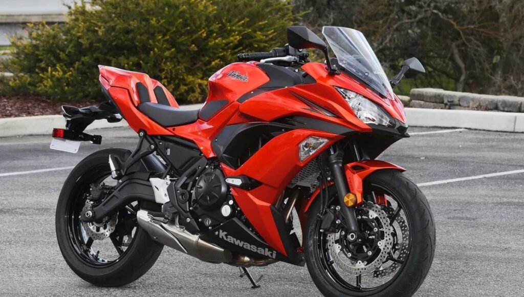 210 kmph की टॉप स्पीड वाली Kawasaki Ninja 650 जानें कीमत और दमदार फीचर्स