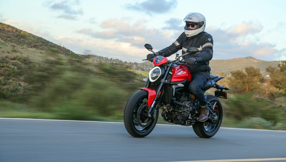 Ducati Monster 2025: 12.95 लाख में सुपरबाइक स्टाइल, 937cc इंजन और Quickshifter जैसे फीचर्स