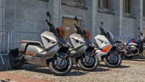 BMW CE 04: 10 लाख की कीमत में मिलेगा दमदार टॉर्क, 4 घंटे में फुल चार्ज और स्टाइलिश डिज़ाइन