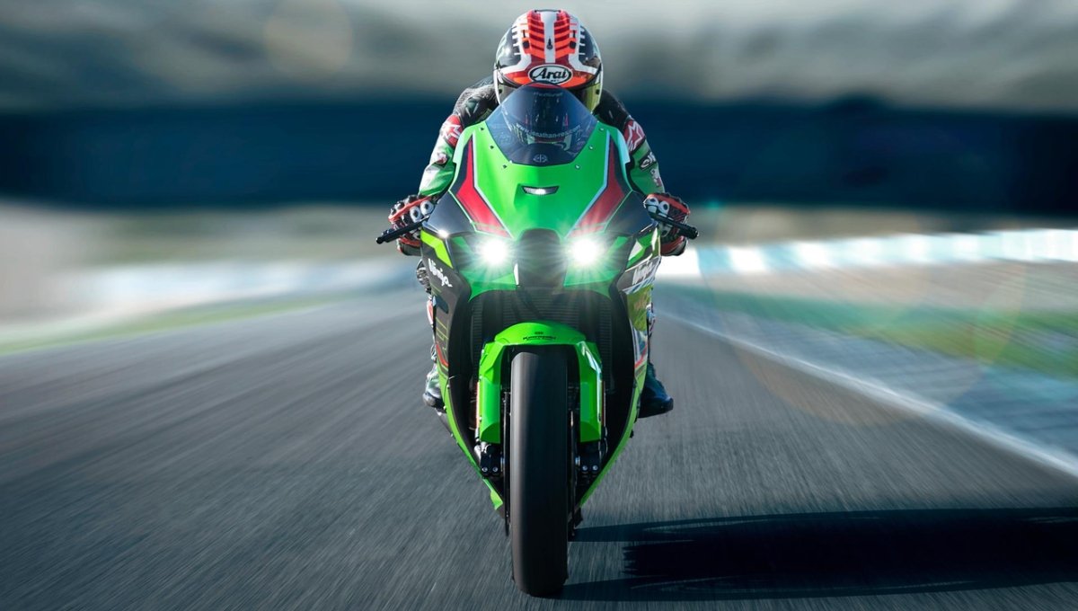 Kawasaki Ninja ZX-10R: 16.80 लाख में, 998cc इंजन और LED हेडलाइट्स के साथ