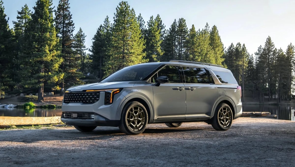 Kia Carnival: की कीमत 30 लाख से शुरू, 190bhp पावर और 8 एयरबैग्स जैसे शानदार फीचर्स के साथ