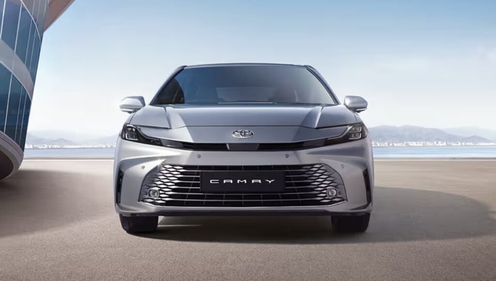 Toyota Camry: 46.17 लाख में पाएं 25.49 kmpl का माइलेज और 9 एयरबैग्स वाली लग्ज़री सेडान