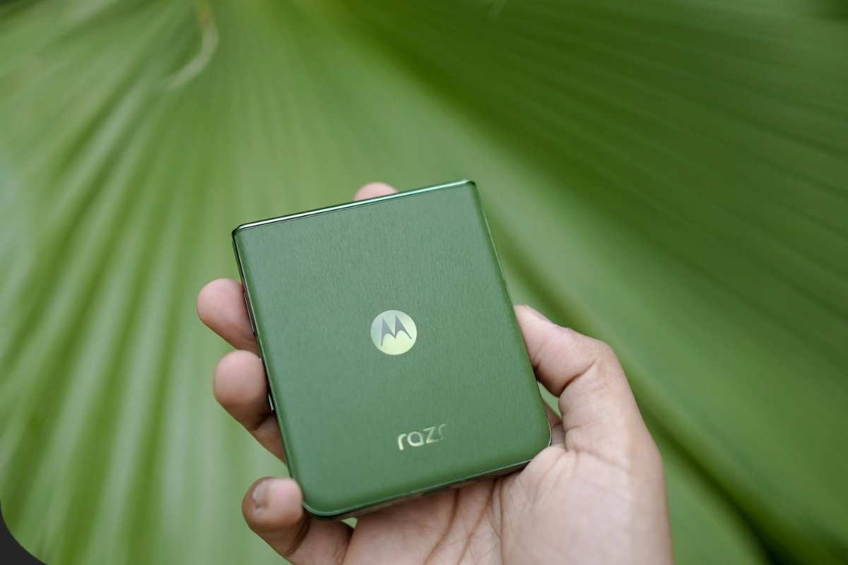 Motorola Razr 50 Ultra: सिर्फ 50,999 में फ्लिप फोन का नया बादशाह