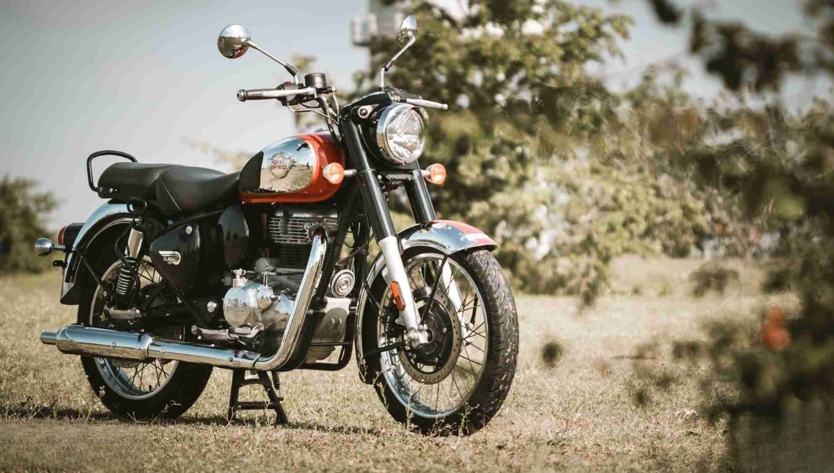 Royal Enfield Classic 350: कीमत ₹1.93 लाख, दमदार इंजन और लेजेंडरी राइड का अनुभव