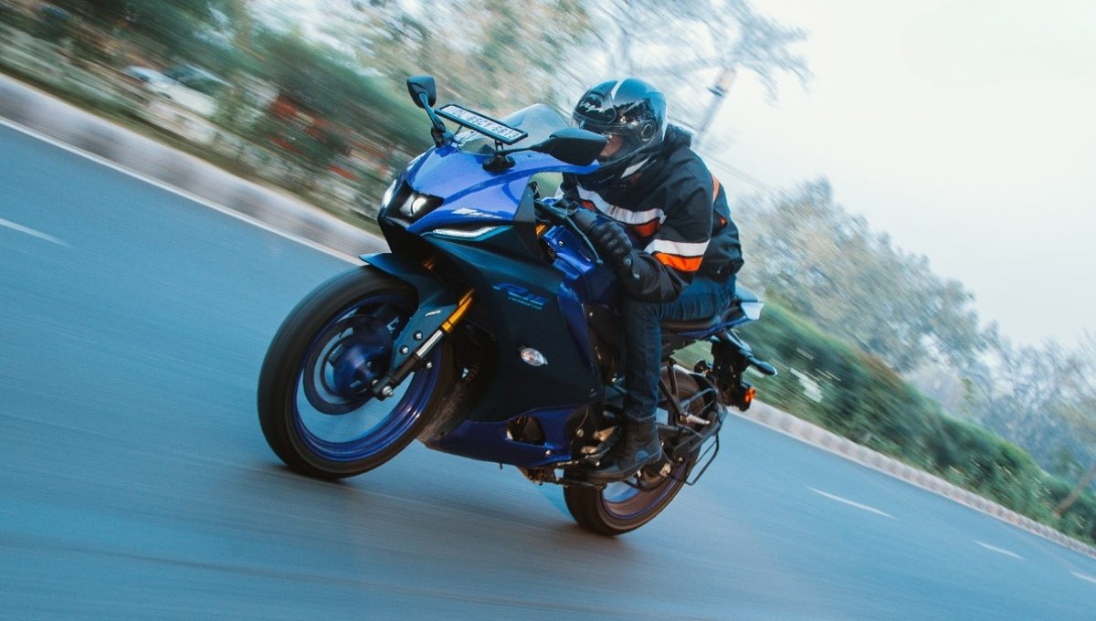 Yamaha R15 V4: दमदार पावर, शानदार फीचर्स और लग्ज़री कीमत