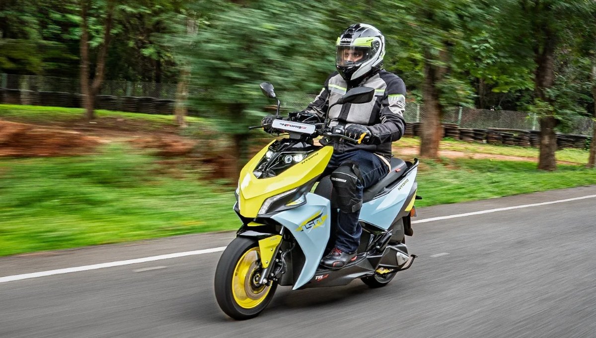 TVS Ntorq 150: 1.20 लाख में पाएं स्पोर्टी लुक्स और 104 kmph टॉप स्पीड वाला स्कूटर