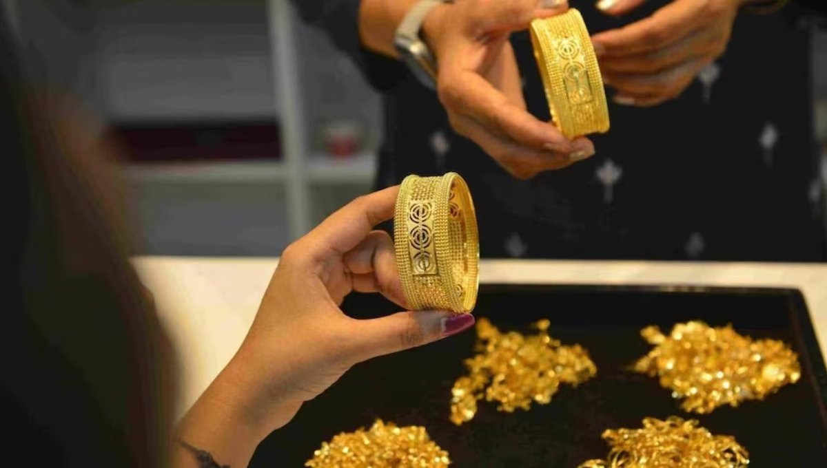 Gold-Silver Price Today: 22 कैरेट सोना फिर भी लाख के पार, देखें नया भाव