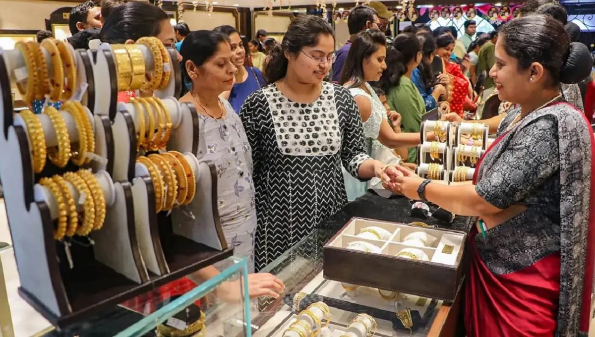 Gold Price Surge 2025: महंगे दामों के बावजूद भारतीयों की सोने की लत कैसे बनी रहेगी
