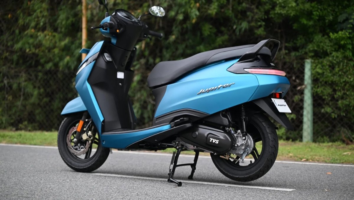 TVS Jupiter 110: ₹75,694 से ₹88,119 में स्टाइलिश और स्मार्ट फीचर्स वाला स्कूटर, माइलेज 60 kmpl तक