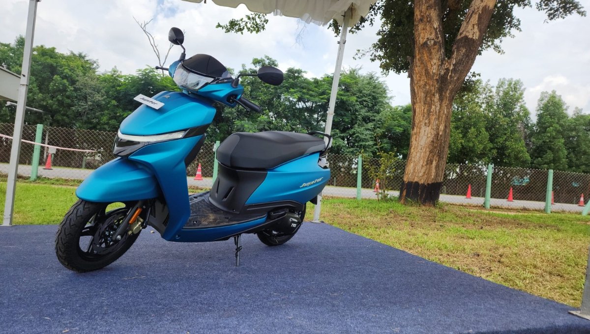 TVS Jupiter 110: ₹75,694 से ₹88,119 में स्टाइलिश और स्मार्ट फीचर्स वाला स्कूटर, माइलेज 60 kmpl तक