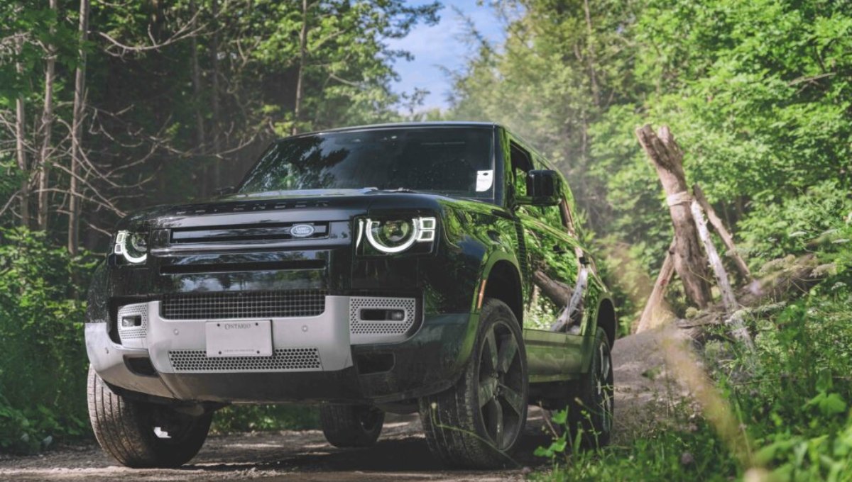Land Rover Defender 2025: शानदार पावर, लग्जरी और 8.5 kmpl माइलेज के साथ 2.10 करोड़ रुपये की दमदार SUV