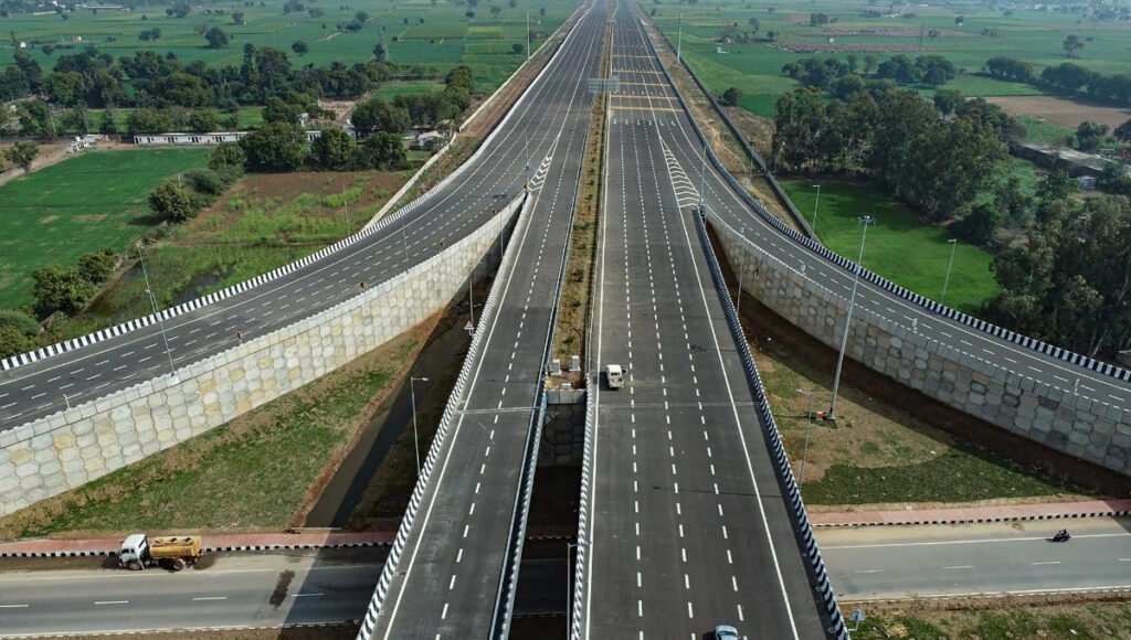 “Delhi NCR Expressway, जेवर एयरपोर्ट से दिल्ली तक कनेक्टिविटी प्रदान करता है, नोएडा और ग्रेटर नोएडा में यात्रा का समय घटाता और ट्रैफिक आसान बनाता है।”