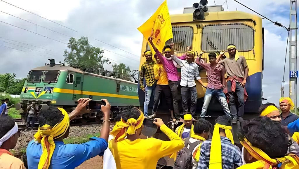 Kudmi Community Protest झारखंड में Rail Teka आंदोलन के दौरान प्रदर्शन करते लोग और सुरक्षा व्यवस्था