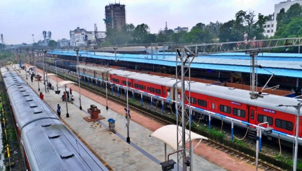 Kudmi Community Protest झारखंड में Rail Teka आंदोलन के दौरान प्रदर्शन करते लोग और सुरक्षा व्यवस्था