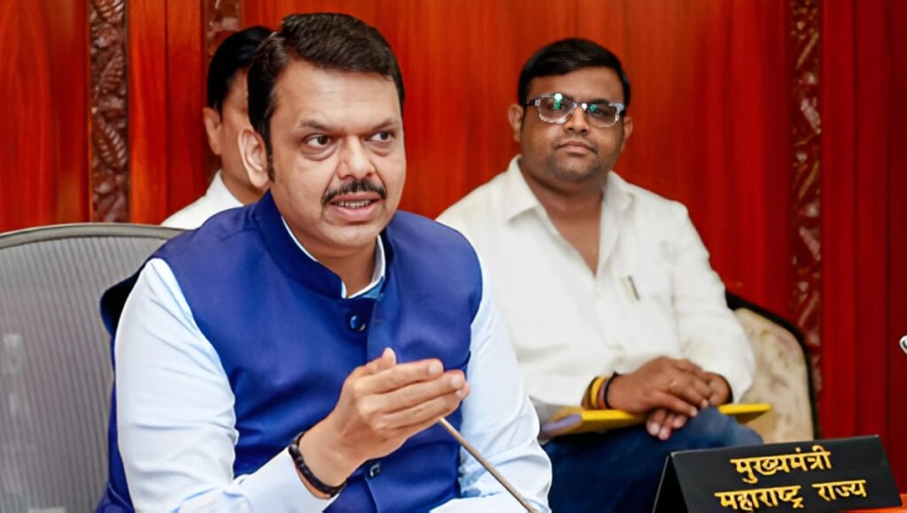 Mandatory e-KYC प्रक्रिया के लिए आधार कार्ड दिखाती महिला, महाराष्ट्र सरकार की योजना का लाभ लेने के लिए वेरिफिकेशन कराती हुई