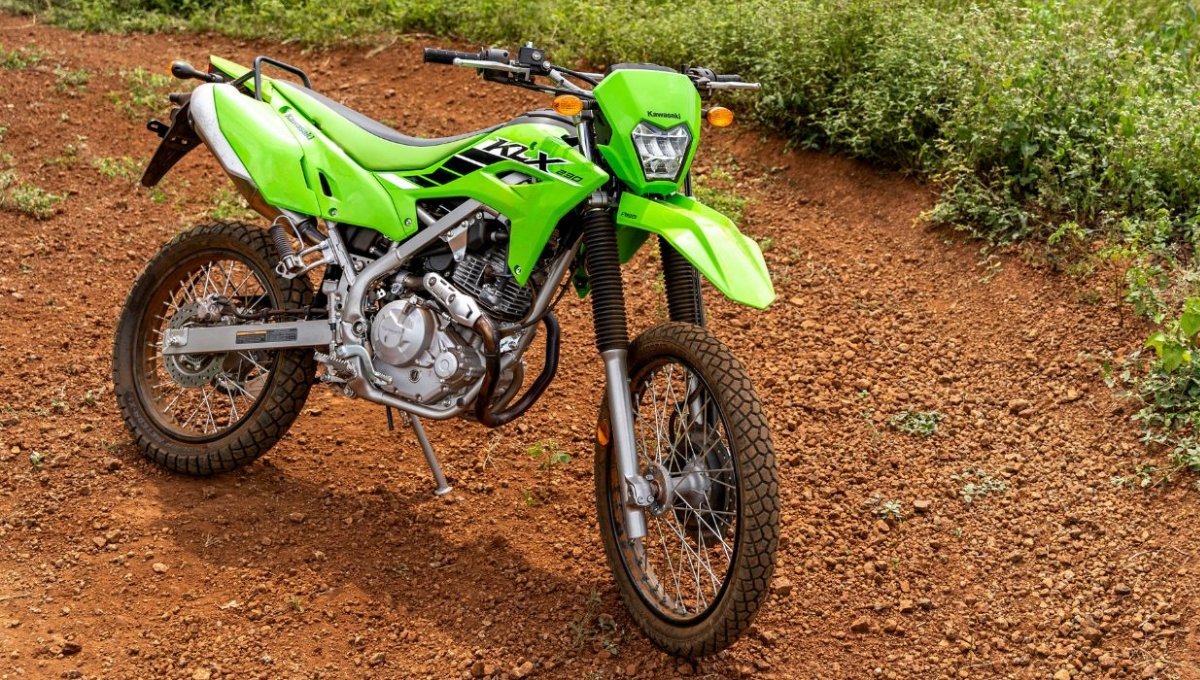 Kawasaki KLX230 2026: 10 साल वारंटी और बेहतरीन ऑफ-रोडिंग अनुभव वाली नई बाइक