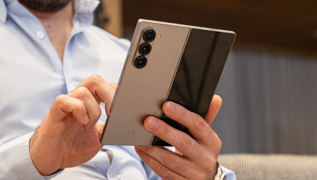 Samsung Galaxy Z Fold 6 Prices Drop: Amazon Diwali Sale 2025 में ₹50,000 की बंपर छूट, प्रीमियम फोन अब सस्ते दामों में