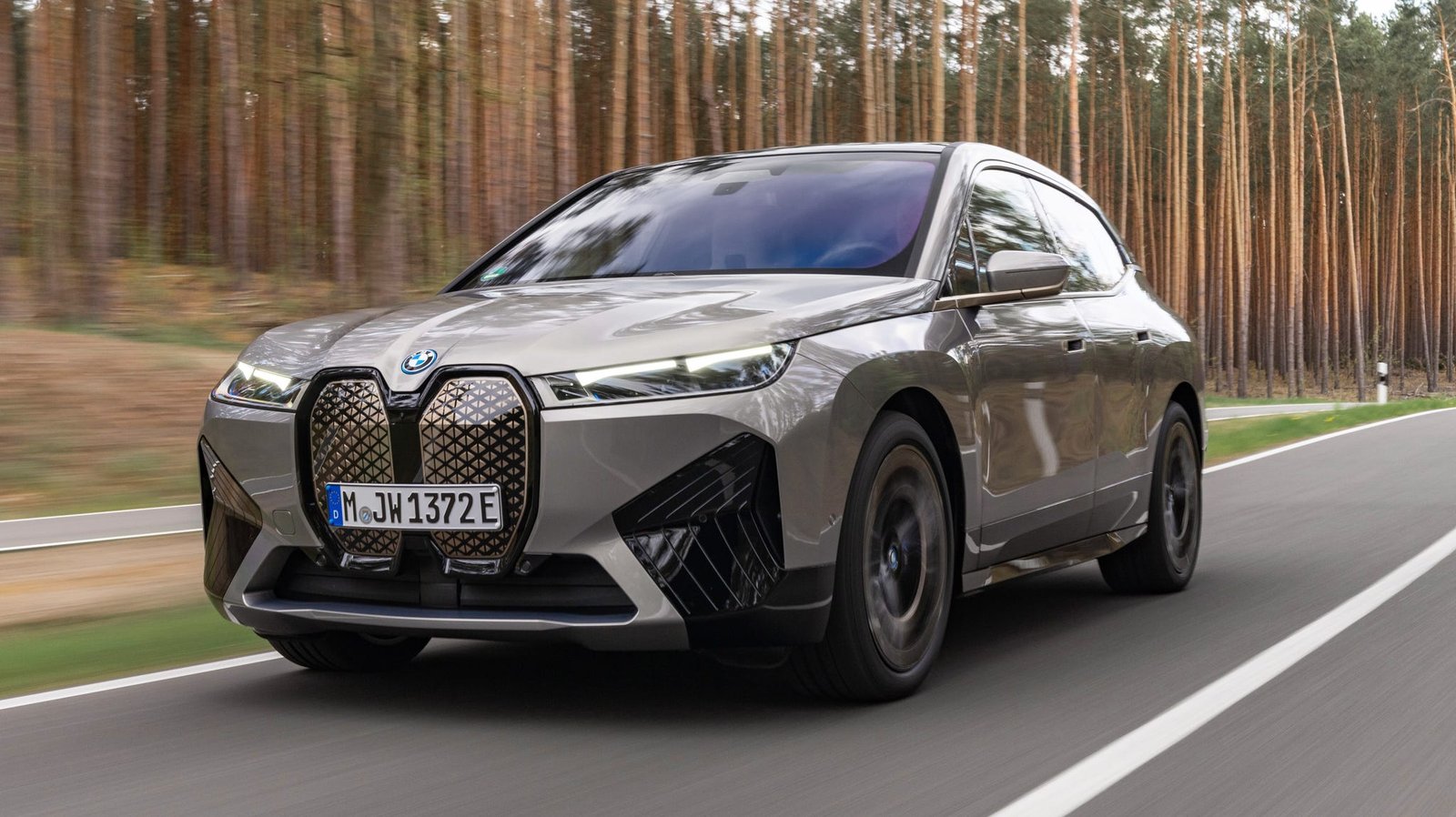 BMW iX 2025 ₹1.45 करोड़ इलेक्ट्रिक लक्ज़री SUV जिसने बदल दी भविष्य की ड्राइविंग की परिभाषा