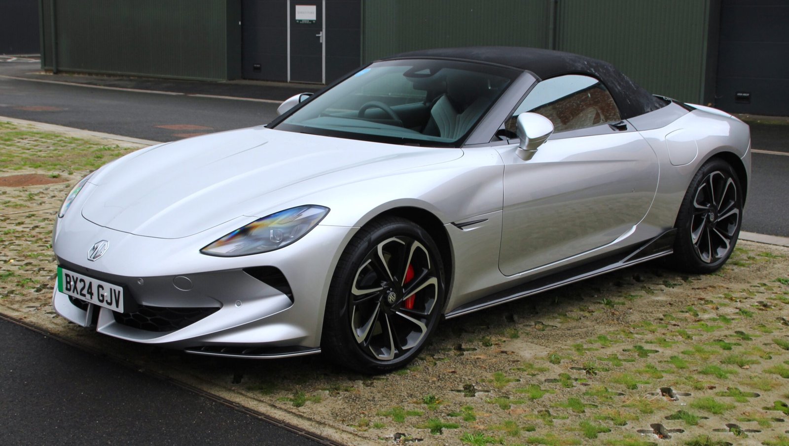 MG Cyberster Price and Features ₹75 लाख की इलेक्ट्रिक स्पोर्ट्स कार जो 3.2 सेकंड में पकड़ती है 100 km/h स्पीड