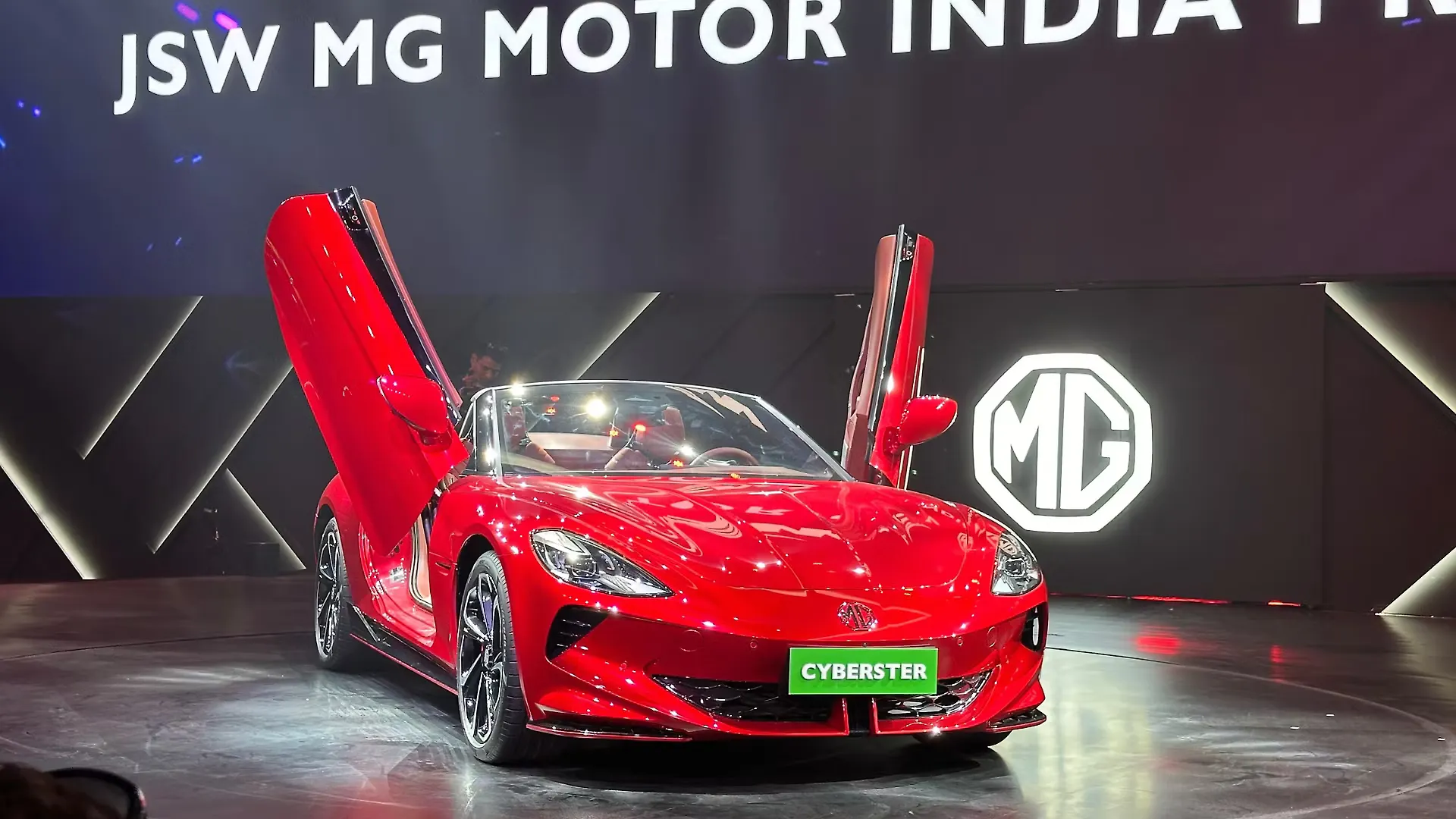 MG Cyberster Price and Features ₹75 लाख की इलेक्ट्रिक स्पोर्ट्स कार जो 3.2 सेकंड में पकड़ती है 100 km/h स्पीड