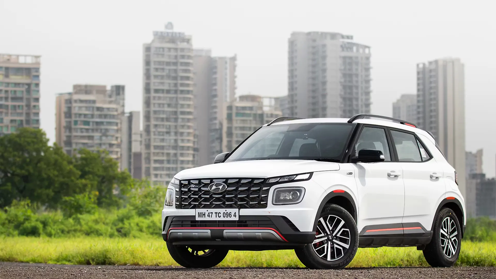 Hyundai Venue N Line 2025 स्पोर्टी अंदाज़ और एडवांस फीचर्स के साथ हुई लॉन्च कीमत ₹11.80  ₹13.50 लाख से शुरू