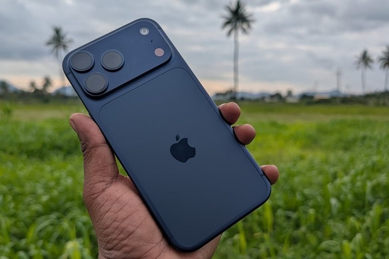 2026 iPhone 17 Price Report: भारत में खरीदें या विदेश से मंगवाएं