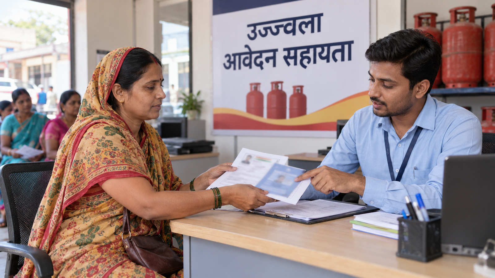 PM Ujjwala Yojana 2026 का आवेदन जमा करती महिला