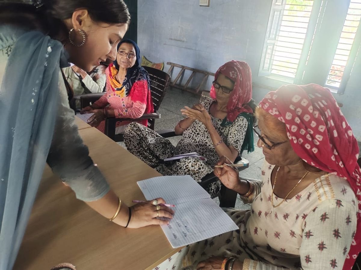 ULLAS Programme 2026 जैसी साक्षरता कक्षा में पढ़ती वयस्क महिलाएँ