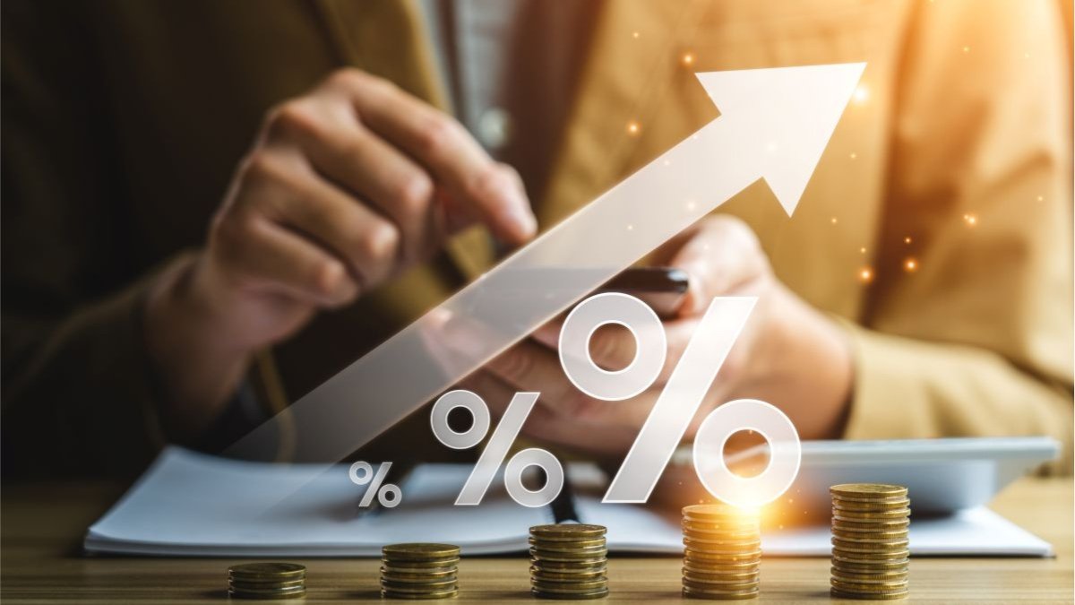 Investment Plan निवेश ब्याज दर सालाना ब्याज तिमाही ब्याज 5 साल का कुल ब्याज मूलधन सहित राशि ₹5 लाख 8.2% ₹41,000 ₹10,250 ₹2.05 लाख ₹7.05 लाख ₹10 लाख 8.2% ₹82,000 ₹20,500 ₹4.10 लाख ₹14.10 लाख ₹15 लाख 8.2% ₹1.23 लाख ₹30,750 ₹6.15 लाख ₹21.15 लाख ₹30 लाख 8.2% ₹2.46 लाख ₹61,500 ₹12.30 लाख ₹42.30 लाख यह तालिका मौजूदा 8.2 प्रतिशत दर को पूरे पांच साल के लिए स्थिर मानकर की गई गणना है। वास्तविक भविष्य की दर या भुगतान स्थिति नियमों के अनुसार अलग हो सकती है।