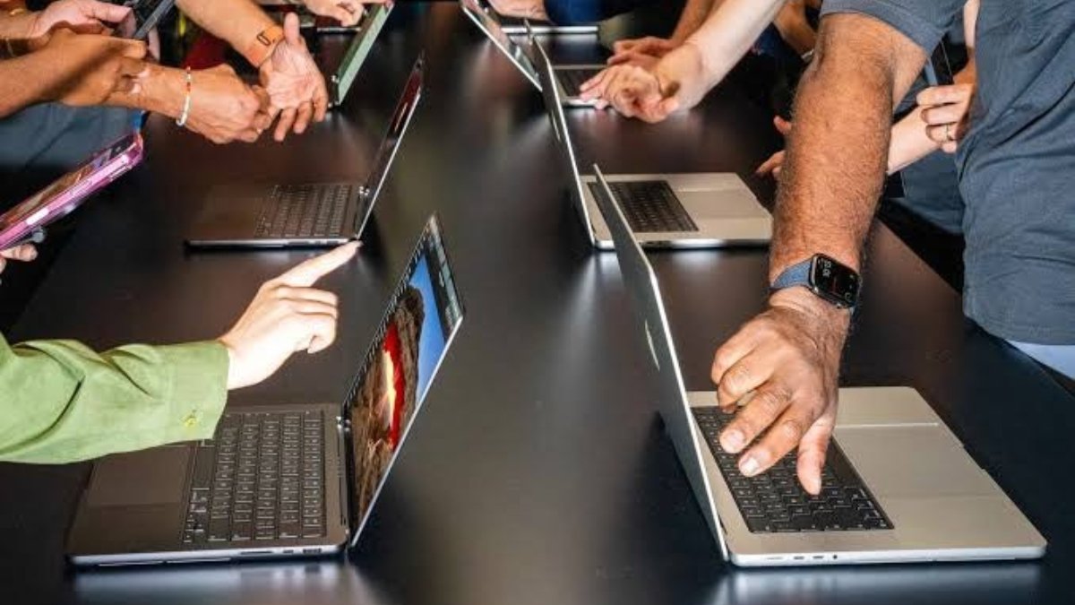 Apple MacBook Pro OLED Touchscreen
