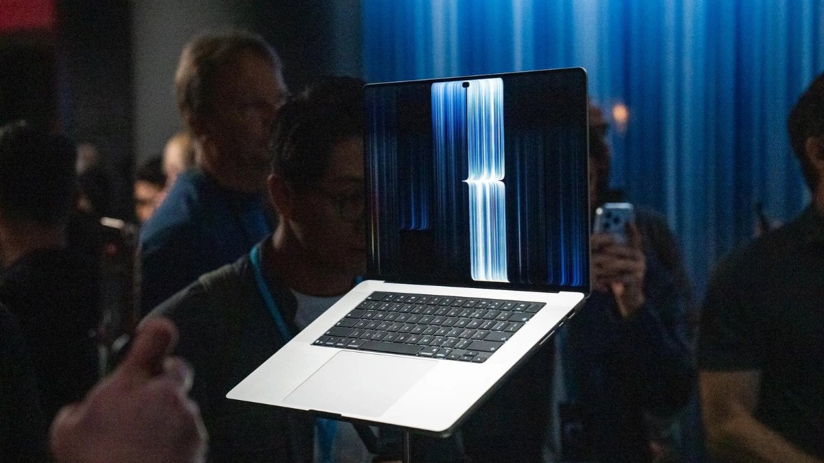 Apple MacBook Pro OLED Touchscreen