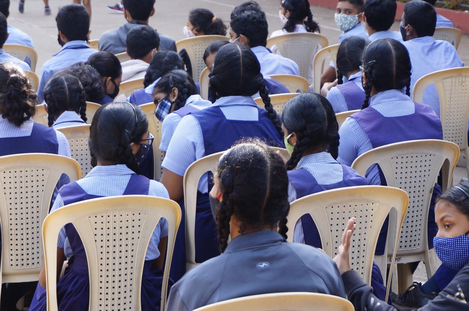 CBSE Private Exam — स्कूल में कुर्सियों पर बैठे विद्यार्थी।